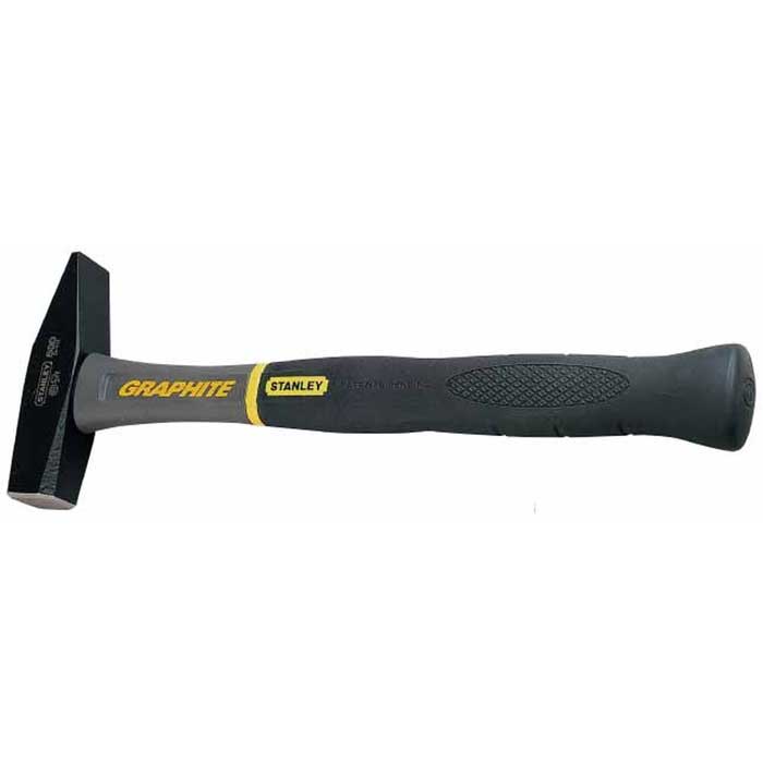 Молоток слесарный Stanley Graphite, 1000 г1-54-914 Молоток слесарный Stanley Graphite, 1000 г1-54-914Молоток слесарный Stanley Graphite имеет два разных бойка - один ровный, другой сужающийся и удобную пластиковую обрезиненную ручку. Применяется для гибки металла, вбивания гвоздей, осадки шпонок. Острой стороной можно забивать маленькие гвозди. Ручка Graphite- головка не может быть отделена от ручки благодаря эксклюзивному неразрушаемому соединению. Ручка содержит внутри графитовый стержень. Очень удобный в обращении молоток с превосходным балансом. Поглощение вибрации за счет сочетания покрытия из мягкого эластомера и графитового стержня: в 5 раз лучше, чем у традиционного молотка с деревянной ручкой. Характеристики: Материал: металл, пластик. Длина ручки: 33 см. Вес: 1000 г. Размеры упаковки: 33 см х 13 см х 4 см.