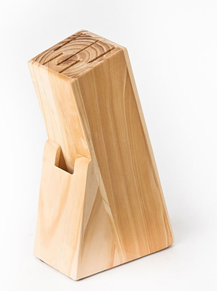 Подставка для набора ножей "Linea Block" выполнена из натуральной сосны. Подставка рассчитана на шесть ножей. Конструкция подставки отличается устойчивостью, на дне имеются мягкие накладки для предотвращения потертости кухонного стола.  Подставка для набора ножей "Linea Block" - это экологически чистый и незаменимый предмет кухонного интерьера, позволяющий хранить ножи компактно и удобно. Характеристики: Материал: сосна. Размер подставки (В х Ш х Г): 20 см х 6 см х 11 см. Размер упаковки: 20 см х 6 см х 11 см. Производитель:  Италия. Артикул: 93-WB2-5S.1.
