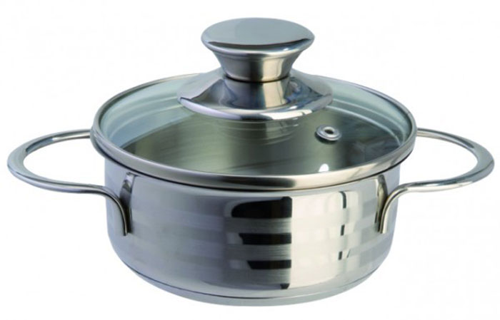 Кастрюля Regent Inox Bimbo Vitro, 0,7 л93-BIMv-02 Кастрюля Regent Inox Bimbo Vitro, 0,7 л93-BIMv-02Кастрюля Regent Inox Bimbo Vitro выполнена из высококачественной нержавеющей стали с комбинированным полированием. Крышка, изготовленная из термостойкого стекла, снабжена металлическим ободком для прочности и более плотного закрывания, а также отверстием для выпуска пара.В кастрюле Regent Inox Bimbo Vitro, изготовленной из экологически чистого материала, можно готовить без масла или жира, в этой посуде сохраняются все полезные свойства продуктов и естественные вкусовые качества. Оптимальное соотношение толщины дна и стенок посуды обеспечивает равномерное распределение тепла, экономит энергию, делает посуду устойчивой к деформации. Многослойное капсулированное дно аккумулирует тепло, способствует быстрому закипанию и приготовлению пищи даже при небольшой мощности конфорок. Крепление ручек посуды к корпусу методом точечной сварки обеспечивает минимальный нагрев, прочность и надежность.Кастрюля Regent Inox Bimbo Vitro подходит для всех видов кухонных плит, включая индукционные. Можно мыть в посудомоечной машине.Кастрюля Regent Inox Bimbo Vitro функциональна, гигиенична и эргономична, а благодаря компактным размерам в ней очень удобно готовить пищу для ребенка. Характеристики:Материал: нержавеющая сталь, стекло.Объем кастрюли: 0,7 л.Внутренний диаметр кастрюли: 12 см.Высота стенок кастрюли: 6 см.Толщина стенок кастрюли: 0,5 мм.Толщина дна кастрюли: 3 мм.Артикул: 93-BIMv-02.