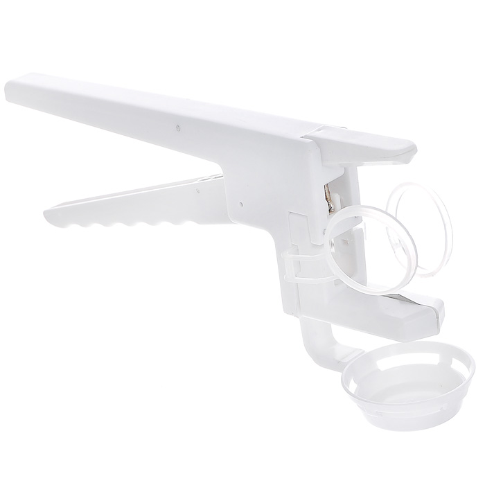 Яйцечистка House & Holder, цвет: белый53267 Яйцечистка House & Holder, цвет: белый53267Яйцечистка House & Holder, выполненная из пластика белого цвета, предназначена для очистки яиц от скорлупы и отделения желтка от белка. Яйцечистка избавляет от скорлупы не только сырые, но и вареные яйца. Прибор прост в использовании: поместите яйцо горизонтально между двух круглых отверстий и нажмите на рычаг. Специальные острые ножи делают трещину в скорлупе без повреждения оболочки. С помощью яйцечистки также легко отделить желток от белка. В комплекте предусмотрена специальная емкость, куда попадает желток. При использовании этого прибора к вам в яичницу не попадает кусочек от скорлупы, и вы не запачкаете свои руки. Характеристики:Материал: пластик, металл. Цвет: белый. Длина яйцечистки:22 см. Диаметр емкости: 5 см. Размер упаковки: 11,5 см х 22,5 см х 6 см. Артикул: 53267.