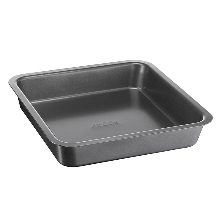Форма для пирога Tefal Julia Visotskaya, 23 см х 23 смJ0825274 Форма для пирога Tefal Julia Visotskaya, 23 см х 23 смJ0825274Форма для пирога Tefal Julia Visotskaya выполнена из высококачественной алюминированной стали. Алюминий прекрасно проводит тепло, а благодаря частицам стали форма прочная и не подвержена коррозии. Благодаря антипригарному покрытию выпечку легко вынимать из формы (не требуется прокладывать форму бумагой для выпечки). Технология AirBake: воздушная прослойка между дном и верхней поверхностью формы регулирует интенсивность нагрева поверхности, то есть воздушная прослойка защищает от перегрева (выпечка не подгорает, равномерно пропекается, получается более мягкая и с румяной корочкой). На упаковке имеется рецепт пирога от Юлии Высоцкой. Форма выдерживает температуру до 210°С. Можно мыть в посудомоечной машине. Характеристики:Материал: алюминированная сталь. Внутренний размер формы: 23 см х 23 см. Внешний размер формы: 25,5 см х 25,5 см. Высота стенки формы: 4,5 см. Артикул: J0825274.