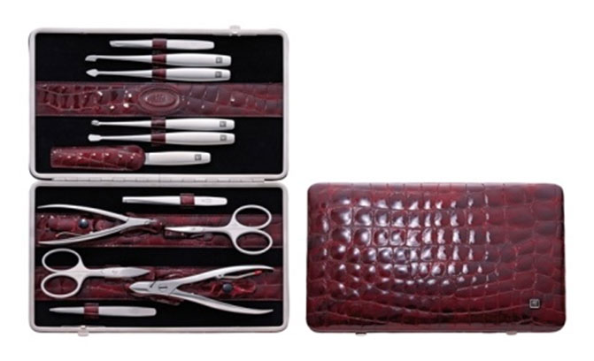 Zwilling Маникюрный набор TWINOX бордовый, отделка крокодил, 12 предметов97492-003 Zwilling Маникюрный набор TWINOX бордовый, отделка крокодил, 12 предметов97492-003Инструменты изготовлены из высококачественной нержавеющей стали. Футляр из кожи. Комплектность:2 кусачек, 2 ножниц, 3 пинцета, пилка, 4 маникюрных инструмента. Инструменты предохранять от падения на пол. Время от времени смазывать чистым маслом область соединения, винт, внутреннюю часть и режущие кромки кусачек и ножниц. Использовать только по назначению! Затачивать инструменты у специалиста. Хранить в недоступном для детей месте. Изготовитель: Цвиллинг Джей.Эй. Хенкельс АГ, Грюневальдер Штр., 14-22 Д-42657 Золинген, Германия (Zwilling J.A. Henckels AG, Grunewalder Str.14-22 D-42657 Solingen Germany)