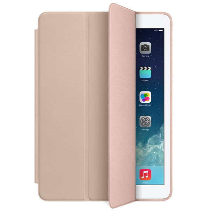 Apple iPad Smart Case чехол для iPad Air, BeigeMF048ZM/A Apple iPad Smart Case чехол для iPad Air, BeigeMF048ZM/AЧехол Apple iPad Smart Case для iPad Air защищает дисплей и заднюю панель устройства. При этом планшет остаётся таким же тонким и лёгким.Чехол Smart Case изготовлен из великолепной анилиновой кожи и доступен в шести изысканных цветах. Его мягкая подкладка из микрофибры помогает поддерживать экран в чистоте. При открытии чехла iPad Air автоматически выходит из режима сна, а при закрытии моментально возвращается в режим сна.Продуманная конструкция чехла позволяет сложить его и превратить в идеальную подставку для общения в FaceTime и просмотра фильмов. Чехол Smart Case также может служить подставкой для набора текста. Сложите его, чтобы установить iPad Air под удобным углом наклона.