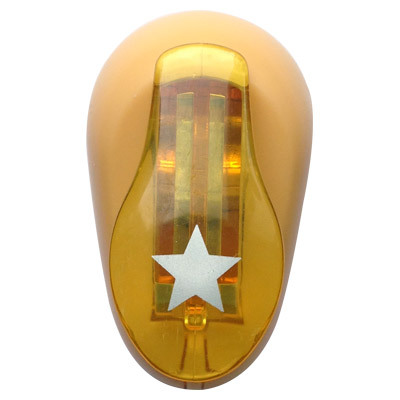 Дырокол фигурный Hobbyboom Звезда, №68, цвет: желтый, 1 смCD-99XS-068 Дырокол фигурный Hobbyboom Звезда, №68, цвет: желтый, 1 смCD-99XS-068Дырокол фигурный Hobbyboom Звезда выполнен из прочного пластика и металла и используется в скрапбукинге для украшения открыток, карточек, коробочек и прочего.Используется для прорезания фигурных отверстий в бумаге в форме звезды. Вырезанный элемент также можно использовать для украшения.Предназначен для бумаги плотностью от 80 до 200 г/м2. При применении на бумаге большей плотности или на картоне, дырокол быстро затупится. Чтобы заточить нож компостера, нужно прокомпостировать самую тонкую наждачку. Размер дырокола: 5 см х 4 см х 3 см.Размер готовой фигурки: 1 см х 1 см.