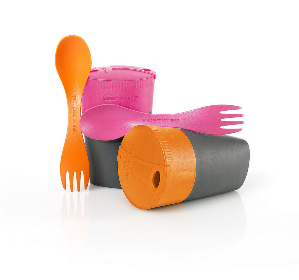 Набор Light My Fire Cupn Spork: 2 кружки, 2 ловилки, цвет: оранжевый, фуксия50396510-1 Набор Light My Fire Cupn Spork: 2 кружки, 2 ловилки, цвет: оранжевый, фуксия50396510-1В набор Light My Fire Cupn Spork входят две складные кружки Pack-up-Cup и две ловилки Little. Благодаря крышке на кружке напиток дольше остается теплым, а благодаря компактности кружка не займет много места в сумке или рюкзаке. Ловилки Little отличаются от других моделей ловилок тем, что они лишены режущей части на вилке для безопасности маленьких пользователей. В остальном, это все та же уникальная ловилка, сочетающая в себе ложку и вилку, выполненная из легкого и прочного термостойкого пластика. Набор пригодится дома, в офисе, в походе, загородной поездке или на пикнике. Набор изготовлен из пластика, который соответствует последним европейским экологическим стандартам, поэтому ловилкой и кружкой могут пользоваться даже маленькие дети. Набор можно мыть в посудомоечной машине и использовать в микроволновой печи.Размер кружки: 7,5 см х 7,5 см х 10 см.Объем кружки: 260 мл.Длина ловилки: 14 см.