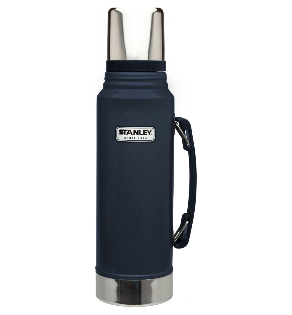 Термос Stanley Classic Vacuum Flask, с узким горлом, цвет: темно-синий, 1 л10-01254-042 Термос Stanley Classic Vacuum Flask, с узким горлом, цвет: темно-синий, 1 л10-01254-042Термос Stanley Classic Vacuum Flask с узким горлышком прекрасно подойдет для транспортировки напитков или супов. Он будет незаменим во время путешествий, поездок на пикник или на дачу. Особенности термоса Stanley Classic Vacuum Flask:- наружное покрытие - абразивостойкая эмаль; - корпус и внутренняя колба выполнены из нержавеющей стали; - сохранение температуры за счет двойных стенок; - вакуумная изоляция; - герметичность; - крышка-термостакан объемом 236 мл; - слив через поворотную колбу; - прочная пластиковая ручка;Удержание тепла и холода 24 часа.Размер термоса: 9,5 см х 9,5 см х 35,5 см.Гарантийный срок 5 лет. Возврат товара возможен только через сервисный центр.