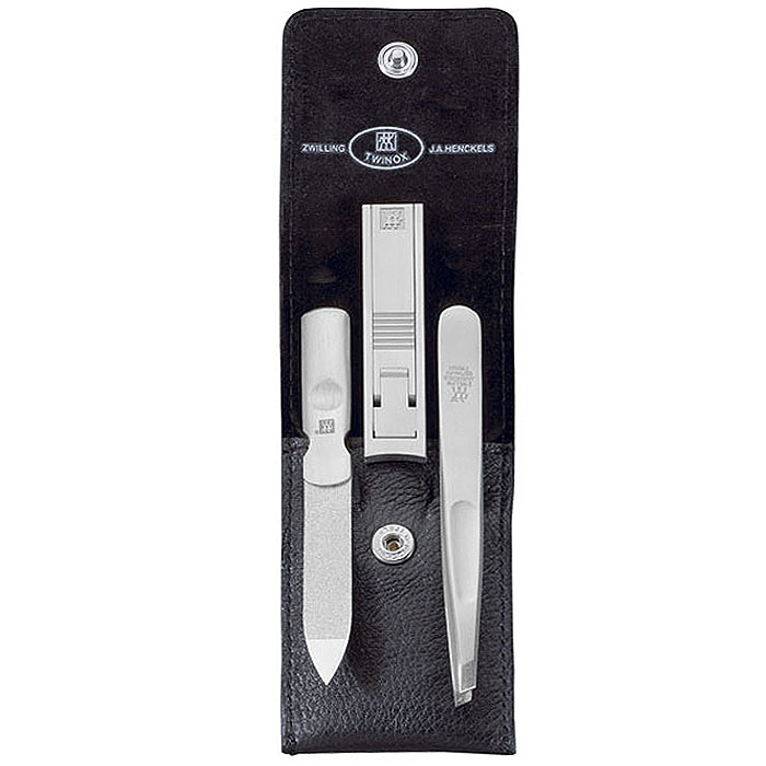 Zwilling Маникюрный набор Twinox, цвет: черный, 3 предмета. 97265-00497265-004 Zwilling Маникюрный набор Twinox, цвет: черный, 3 предмета. 97265-00497265-004Маникюрный набор Zwilling Twinox, состоит из 3 предметов: скошенного пинцета, пилочки для ногтей и маникюрных щипцов для ногтей. Инструменты изготовлены из высококачественной нержавеющей стали и хранятся в футляре черного цвета из натуральной кожи, закрывающемся небольшим клапаном на металлической кнопке.Уход: Инструменты предохранять от падения на пол. Время от времени смазывать чистым маслом область соединения, винт, внутреннюю часть и режущие кромки кусачек и ножниц. Использовать только по назначению! Затачивать инструменты у специалиста. Хранить в недоступном для детей месте. Характеристики:Материал: нержавеющая сталь. Длина пинцета: 9 см. Общая длина пилочки: 9 см. Длина пилящей поверхности: 4,4 см. Длина маникюрных щипцов: 6 см. Материал футляра: металл, натуральная кожа. Размер футляра (ДШВ): 10 см х 5,2 см х 1,5 см. Размер упаковки (ДШВ): 12 см х 6,8 см х 3 см. Производитель: Германия. Артикул: 97265-004. Товар сертифицирован.