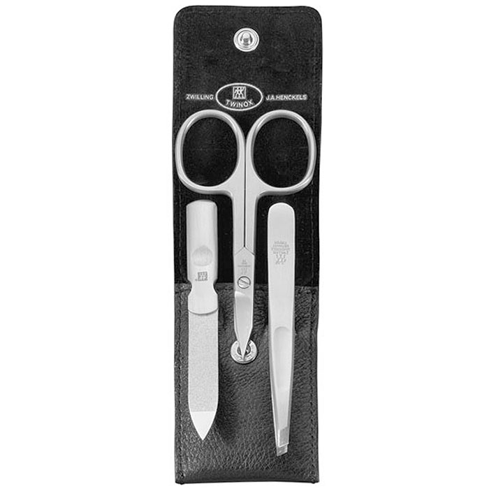 Zwilling Маникюрный набор Twinox, цвет: черный, 3 предмета. 97266-00497266-004 Zwilling Маникюрный набор Twinox, цвет: черный, 3 предмета. 97266-00497266-004Маникюрный набор Zwilling Twinox, состоит из 3 предметов: ножниц комбинированных для ногтей и кутикулы, скошенного пинцета, пилочки для ногтей. Инструменты изготовлены из высококачественной нержавеющей стали и хранятся в футляре черного цвета из натуральной кожи, закрывающемся небольшим клапаном на металлической кнопке. Уход: Инструменты предохранять от падения на пол. Время от времени смазывать чистым маслом область соединения, винт, внутреннюю часть и режущие кромки кусачек и ножниц. Использовать только по назначению! Затачивать инструменты у специалиста. Хранить в недоступном для детей месте. Характеристики:Материал: нержавеющая сталь. Длина ножниц для ногтей и кутикулы: 9 см. Длина пинцета: 9 см. Общая длина пилочки: 9 см. Длина пилящей поверхности: 4,4 см. Материал футляра: металл, натуральная кожа. Размер футляра (ДШВ): 10 см х 5,2 см х 1,5 см. Размер упаковки (ДШВ): 12 см х 6,8 см х 3 см. Производитель: Италия. Артикул: 97266-004. Товар сертифицирован.