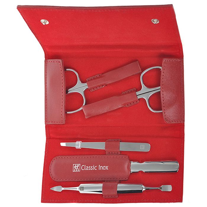 Zwilling Маникюрный набор Inox, цвет: красный, 5 предметов. 97436-00397436-003 Zwilling Маникюрный набор Inox, цвет: красный, 5 предметов. 97436-00397436-003Маникюрный набор Zwilling Inox, состоит из 5 предметов: ножниц для ногтей, ножниц для кутикулы, скошенного пинцета, пилочки для ногтей и двойного инструмента для отодвигания кутикулы и чистки под ногтями. Инструменты изготовлены из высококачественной нержавеющей стали и хранятся в футляре красного цвета из натуральной кожи, закрывающимся небольшим клапаном на металлические кнопки. Уход: Инструменты предохранять от падения на пол. Время от времени смазывать чистым маслом область соединения, винт, внутреннюю часть и режущие кромки кусачек и ножниц. Использовать только по назначению! Затачивать инструменты у специалиста. Хранить в недоступном для детей месте. Характеристики:Материал: нержавеющая сталь. Длина ножниц для ногтей: 9,5 см. Длина ножниц для кутикулы: 9,5 см. Длина пинцета: 9 см. Общая длина пилочки: 12,5 см. Длина пилящей поверхности: 8 см. Длина маникюрного инструмента: 12 см. Материал футляра: металл, натуральная кожа. Размер футляра (ДШВ): 14 см х 7 см х 2,5 см. Размер упаковки (ДШВ): 16,3 см х 9 см х 3 см. Производитель: Вьетнам. Артикул: 97436-003. Товар сертифицирован.