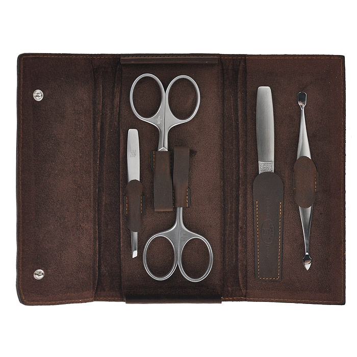 Zwilling Маникюрный набор Twinox Mountain, цвет: коричневый, 5 предметов. 97407-00797407-007 Zwilling Маникюрный набор Twinox Mountain, цвет: коричневый, 5 предметов. 97407-00797407-007Маникюрный набор Zwilling Twinox Mountain, состоит из 5 предметов: ножниц для ногтей, ножниц для кутикулы, скошенного пинцета, пилочки для ногтей, двойного маникюрного инструмента. Инструменты изготовлены из высококачественной нержавеющей стали и хранятся в футляре коричневого цвета отделка винтаж из натуральной кожи, закрывающемся небольшими клапанами на металлической кнопке. Уход: Инструменты предохранять от падения на пол. Время от времени смазывать чистым маслом область соединения, винт, внутреннюю часть и режущие кромки кусачек и ножниц. Использовать только по назначению! Затачивать инструменты у специалиста. Хранить в недоступном для детей месте. Характеристики:Материал: нержавеющая сталь. Длина ножниц для ногтей: 9,5 см. Длина ножниц для кутикулы: 9,5 см. Длина пинцета: 9 см. Общая длина пилочки: 13 см. Длина пилящей поверхности: 6,7 см. Длина двойного маникюрного инструмента: 12,5 см. Материал футляра: металл, натуральная кожа. Размер футляра (ДШВ): 17,5 см х 8 см х 2,5 см. Размер упаковки (ДШВ): 22 см х 13,5 см х 4 см. Производитель: Италия. Артикул: 97407-007. Товар сертифицирован.