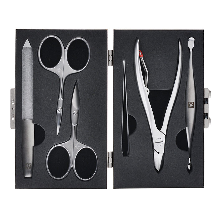 Zwilling Маникюрный набор Twinox, в алюминиевом футляре, 6 предметов. 97055-00097055-000 Zwilling Маникюрный набор Twinox, в алюминиевом футляре, 6 предметов. 97055-00097055-000Маникюрный набор Zwilling Twinox, состоит из 6 предметов: ножниц для ногтей, ножниц для кутикулы,пинцет скошенный, пилочки для ногтей, двойного инструментадля отодвигания кутикулы и чистки под ногтями, кусачек для ногтей. Инструменты изготовлены из высококачественной нержавеющей стали и хранятся в алюминиевом футляре в виде кейса, закрывающегося на небольшие замочки. Уход: Инструменты предохранять от падения на пол. Время от времени смазывать чистым маслом область соединения, винт, внутреннюю часть и режущие кромки кусачек и ножниц. Использовать только по назначению! Затачивать инструменты у специалиста. Хранить в недоступном для детей месте. Характеристики:Материал: нержавеющая сталь. Длина ножниц для ногтей: 9 см. Длина ножниц для кутикулы: 9 см. Длина пинцета: 9 см. Общая длина пилочки: 13 см. Длина пилящей поверхности: 6,6 см. Длина двойного маникюрного инструмента: 12,5 см. Длина кусачек: 12,3 см. Материал футляра: алюминий. Размер футляра (ДШВ): 14,3 см х 9,5 см х 2,5 см. Размер упаковки (ДШВ): 18,5 см х 12 см х 3,5 см. Производитель: Германия. Артикул: 97055-000. Товар сертифицирован.
