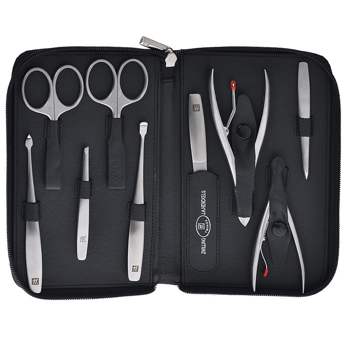 Zwilling Маникюрный набор Twinox, цвет: черный, 9 предметов. 97086-00497086-004 Zwilling Маникюрный набор Twinox, цвет: черный, 9 предметов. 97086-00497086-004Маникюрный набор Zwilling Twinox, состоит из 9 предметов: ножниц для ногтей, ножниц для кутикулы, скошенного пинцета, остроконечного пинцета, пилочки для ногтей, маникюрного инструмента для отодвигания кутикулы, маникюрного инструмента для чистки под ногтями, кусачек для кутикулы, кусачек для ногтей. Инструменты изготовлены из высококачественной нержавеющей стали и хранятся в футляре черного цвета из натуральной кожи, который закрывается на молнию. Уход: Инструменты предохранять от падения на пол. Время от времени смазывать чистым маслом область соединения, винт, внутреннюю часть и режущие кромки кусачек и ножниц. Использовать только по назначению! Затачивать инструменты у специалиста. Хранить в недоступном для детей месте. Характеристики:Материал: нержавеющая сталь. Длина ножниц для ногтей: 9,5 см. Длина ножниц для кутикулы: 9,5 см. Длина скошенного пинцета: 9 см. Длина остроконечного пинцета: 9 см. Общая длина пилочки: 13 см. Длина пилящей поверхности: 6,7 см. Длина маникюрного инструмента для отодвигания кутикулы: 12,5 см. Длина маникюрного инструмента для чистки под ногтями: 12,5 см. Длина кусачек для ногтей: 12,5 см. Длина кусачек для кутикулы: 10 см. Материал футляра: металл, натуральная кожа. Размер футляра (ДШВ): 19 см х 12,5 см х 2,5 см. Размер упаковки (ДШВ): 23,5 см х 16 см х 4 см. Производитель: Германия. Артикул: 97086-004. Товар сертифицирован.