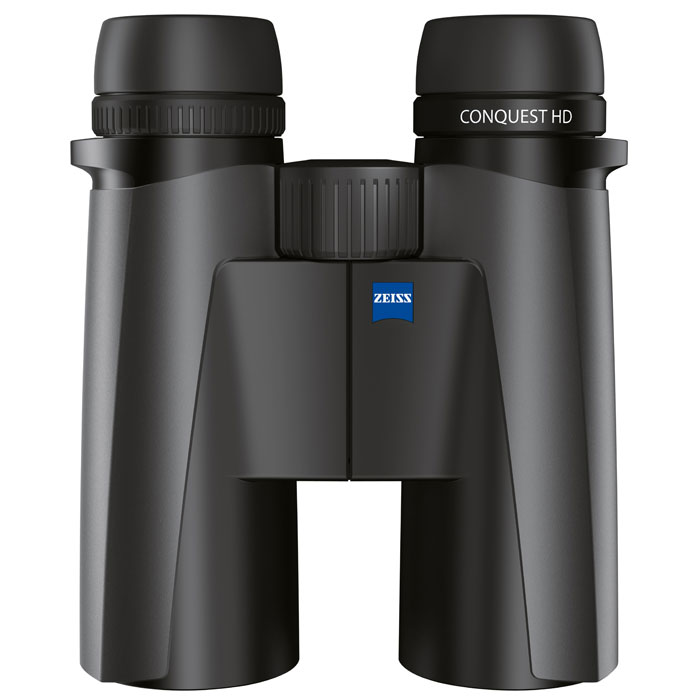 Carl Zeiss Conquest HD 8x32 бинокль523211 Carl Zeiss Conquest HD 8x32 бинокль523211Бинокль Carl Zeiss CONQUEST HD 8x32 идеально подходит для наблюдений за живой природой. Лёгкий и компактный, он станет надёжным спутником в любом путешествии, пригодится на охоте или для наблюдений во время мероприятий на открытом воздухе. Минимальная дистанция фокусировки составляет всего 1,5 м. Наслаждайтесь яркими красками и чёткими линиями вместе с биноклями премиум-класса CONQUEST HD! Основные характеристики бинокля Carl Zeiss CONQUEST HD 8x32Увеличение - 8х, большое удаление выходного зрачка (16 мм), минимальная дистанция фокусировки - 1,5 мПризмы Schmidt-Pechan, линзы High Definition(HD), запатентованное многослойное просветляющее покрытие T*, защитное многослойное покрытие LotuTec®Прочный корпус из сплавов алюминия, поворотно-выдвижные наглазники (с фиксацией положения), возможность установки на штатив с помощью адаптера Zeiss BinofixВлагозащищённый (до 400 mbar), газонаполнение - азот, широкий рабочий температурный диапазон (от -30°С до +63°С) Центральная фокусировка, регулировка межзрачкового расстояния (54 - 74 мм), диоптрийная коррекция (+4 дптр) Поставляется вместе с футляром, комплектующимся отстёгивающимся наплечным ремнём и поясным креплением, сдвоенными крышками окуляров и объективов с петлёй для ремня (для предотвращения потери), широким наплечным неопреновым ремнём Carl ZeissКонструктивные особенности бинокля Carl Zeiss CONQUEST HD 8x32Бинокли серии CONQUEST HD - это профессиональные бинокли премиум-класса. Использование высококачественных алюминиевых сплавов делает их очень прочными и обеспечивает длительный срок эксплуатации. Эргономичный корпус с профилированными поверхностями обновлённого дизайна серии CONQUEST обеспечивает комфортное использование Carl Zeiss CONQUEST HD 8x32, резиновое покрытие уменьшает скольжение и обеспечивает дополнительную защиту механизмов и деталей от деформации и повреждений. Система линз с использованием стёкол с очень низкой дисперсией обеспечивает высокое разрешение (High Definition) видимого изображения. Многослойное просветляющее покрытие T*, которое наносится на все поверхности линз, обеспечивает высокий контраст и непревзойдённую яркость изображения даже при недостаточном уровне естественного освещения. Специальное многослойное покрытие LotuTec наносится на внешние линзы оптического прибора для защиты от капель воды и водных брызг, грязи и пыли. Покрытие Carl Zeiss LotuTec® не влияет на световую трансмиссию, но, к сожалению, не защищает стёкла от механических повреждений (царапин, сколов). Внутренние полости бинокля Carl Zeiss CONQUEST HD 8x32 заполнены осушенным азотом, предотвращая выпадение конденсата на внутренней поверхности линз при перепадах температур. Герметичность корпуса обеспечивается при давлении воды до 400 мбар. Удобные поворотно-выдвижные резиновые наглазники обеспечивают точное прилегание и защищают глаза от пыли и боковой засветки. Наглазники можно зафиксировать в 4 положениях. Большой барабан центральной фокусировки позволяет проводить настройку резкости, не снимая перчаток, что очень удобно при ведении наблюдений в холодную или сырую погоду. Большое удаление выходного зрачка (16 мм) обеспечивает возможность вести наблюдения даже в очках.