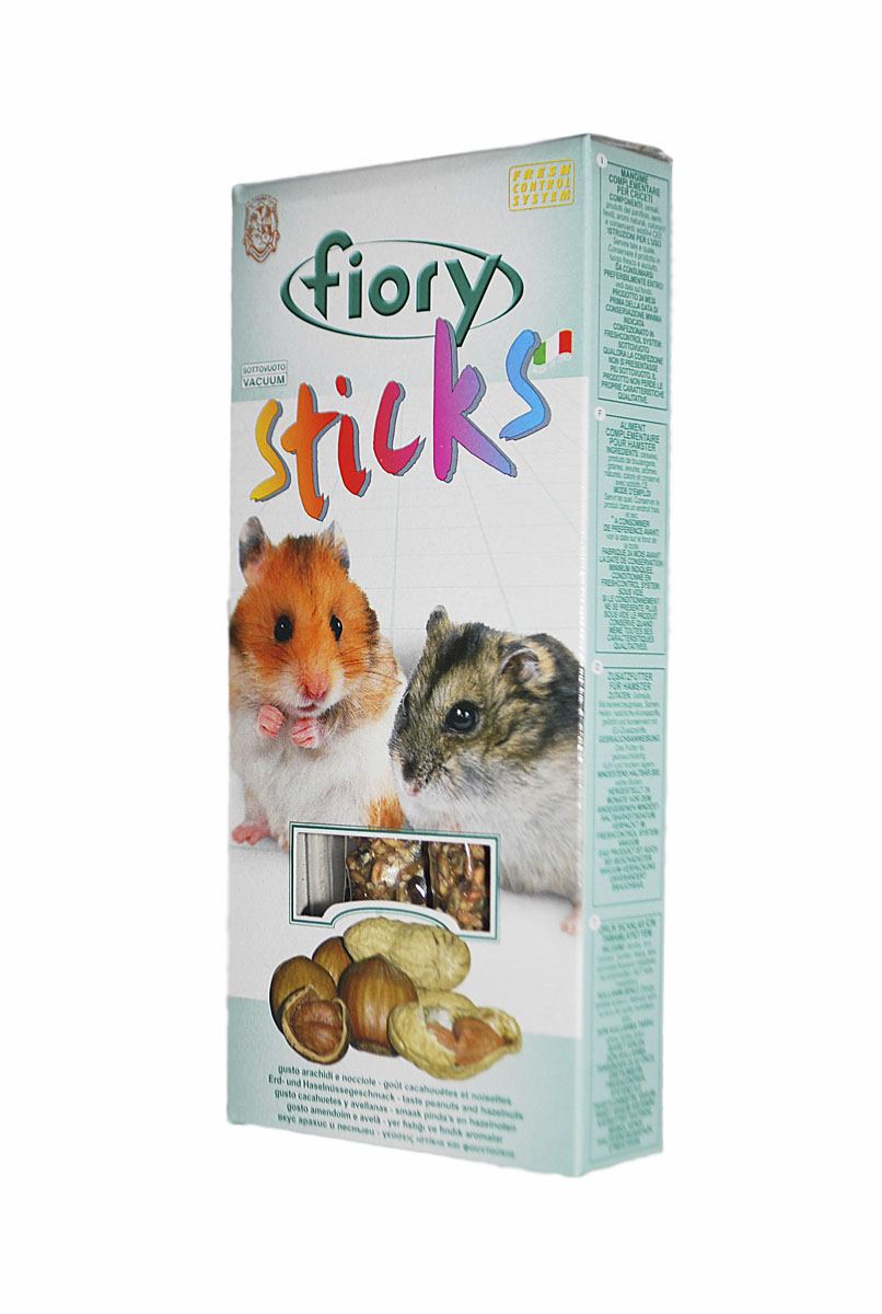 Лакомство Fiory для хомяков, палочки с орехами, 100 г02660 Лакомство Fiory для хомяков, палочки с орехами, 100 г02660Палочки Fiory для хомяков с десятью различными элементами, обогащены вкусным воздушным рисом. Это отличное угощение и добавка к рациону наших маленьких друзей. Клейкий элемент особенно вкусен, и хомячкам легко грызть его: это позволяет хомячкам грызть семена, не раскалывая их на кусочки и не разбрасывая крошки по дну клетки. Поскольку продукт отличается высоким содержанием белка, им не следует злоупотреблять. Как и все подобного рода дополнительное питание, палочки считаются лакомством и являются добавкой к обычному рациону.Состав: злаковые, пекарные продукты, семена, дрожжи, естественные ароматизаторы, красители и антиокислители: добавки CEE.Вес: 100 г.Товар сертифицирован.