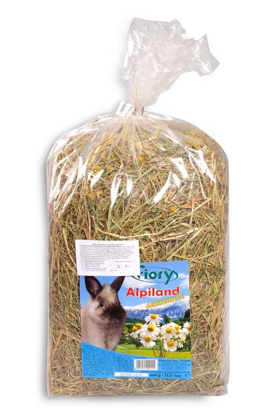 Альпийское сено для грызунов Fiory Alpiland Camomile, с ромашкой, 500 г06597 Альпийское сено для грызунов Fiory Alpiland Camomile, с ромашкой, 500 г06597Альпийское сено для грызунов Fiory Alpiland Camomile прекрасно подходит для ежедневного рациона всех видов кроликов. Продукт изготовлен из натурального сена Тосканы. Луга этой итальянской провинции богаты клевером, подорожником, одуванчиком, эспарцетом. Эти ценные травы содержат минеральные вещества, в том числе, кварц и кремний. Трава является самым важным продуктом питания кроликов, живущих в природе и на открытом воздухе. Сено ароматное и богатое люцерной посевной, одуванчиком и клевером, высушенное до нужной степени, чтобы не вредить деликатному кишечнику кролика, является маленьким кусочком природы, подаренным вашему кролику. Состав: сено, сушеные цветы ромашки.Вес: 500 г. Товар сертифицирован.