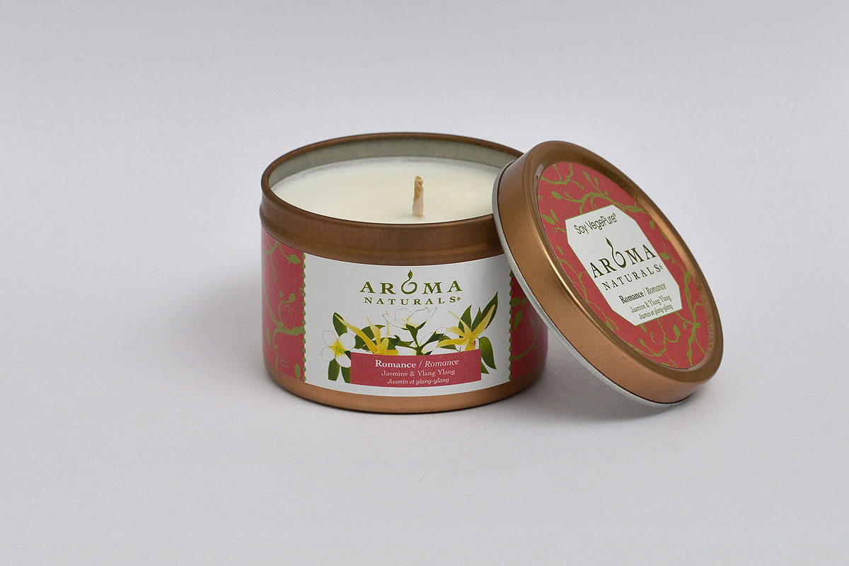 Aroma Naturals Соевая свеча Романтика, с иланг-иланг и жасмином, 80 гAR02321 Aroma Naturals Соевая свеча Романтика, с иланг-иланг и жасмином, 80 гAR02321Натуральная соевая свеча Aroma Naturals Романтика с эфирными ароматами иланг-иланг и жасмина имея в своем составе только исключительные натуральные компоненты истончает нежный аромат и способствует романтическому настроению. Время горения составляет 15 часов. Характеристики:Состав: соевый воск, растительный воск, масло иланг-иланг, масло жасмина. Вес: 80 г. Размер упаковки: 6 см х 6 см х 4,5 см. Производитель: США. Товар сертифицирован.