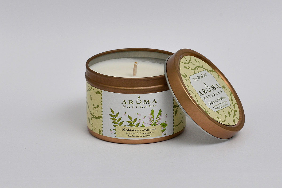 Aroma Naturals Соевая свеча Медитация, с маслом ладана и пачули, 80 гAR02341 Aroma Naturals Соевая свеча Медитация, с маслом ладана и пачули, 80 гAR02341Натуральная соевая свеча Aroma Naturals Медитация с эфирными ароматами ладана и пачули имеет в своем составе только исключительные натуральные компоненты способствует спокойствию, мгновенно создает уют и служит приятным дополнением к расслабляющему массажу или отдыху. Время горения составляет 15 часов. Характеристики:Состав: соевый воск, растительный воск, масло лаванды, масло ладана, масло пачули. Вес: 80 г. Размер упаковки: 6 см х 6 см х 4,5 см. Производитель: США. Товар сертифицирован.