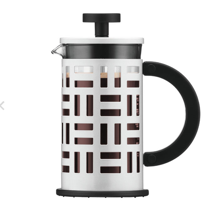 Кофейник Bodum Eileen с прессом, 1 л. 11195-91311195-913 Кофейник Bodum Eileen с прессом, 1 л. 11195-91311195-913Кофейник Eileen с фильтром French Press и мерной ложечкой займет достойное место на вашей кухне. Современный дизайн полностью соответствует последним модным тенденциям всоздании предметов бытовой техники. Кофейник снабжен легкой и удобной, покрытой специальным материалом, ручкой квадратной формы, позволяющей безопасно и удобно использовать его в любой ситуации - даже держать два кофейника одновременно. Цельная оправа из нержавеющей стали защищает хрупкую стеклянную емкость от толчков и ударов. В то же время эта оправа не заглушает аппетитный запах свежесваренного кофе.Настоящим ценителям натурального кофе широко известны основные и наиболее часто применяемые способы его приготовления: эспрессо, по-турецки, гейзерный. Однако существует принципиально иной способ, известный как French Press, благодаря которому приготовление ароматного напитка стало гораздо проще.Профессиональная серия Eileen была задумана и создана в честь великого архитектора и дизайнера - Эйлин Грей (Eileen Gray). При создании серии были особо учтены соображения функционального удобства. Стильный внешний вид и практичность в использовании сделали Eileen чрезвычайно востребованной серией. Характеристики: Материал: стекло, нержавеющая сталь, пластик. Объем кофейника: 1 л. Высота кофейника (с учетом крышки): 20,5 см. Размеры упаковки: 15,5 см х 11 см х 21 см. Изготовитель: Швейцария. Артикул: 11195-913.