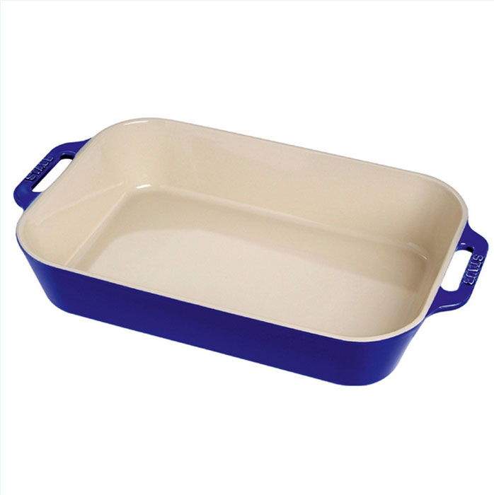Форма для выпечки Staub, цвет: темно-синий, 27 х 20 см40510-810 Форма для выпечки Staub, цвет: темно-синий, 27 х 20 см40510-810Форма для выпечки Staub изготовлена из глины, покрытой эмалью из стеклянного порошка. Износостойкая керамика обеспечивает равномерный нагрев противня и предотвращает деформацию. Экологичное антипригарное покрытие гарантирует мгновенное снятие приготовленного блюда с противня и его легкую очистку. Благодаря эргономичному дизайну ручек форму удобно держать даже в прихватках.Можно мыть в посудомоечной машине.