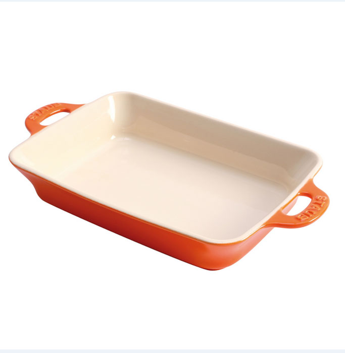 Форма для выпечки Staub, цвет: оранжевый, 27 х 20 см40511-147 Форма для выпечки Staub, цвет: оранжевый, 27 х 20 см40511-147Форма для выпечки Staub изготовлена из глины, покрытой эмалью из стеклянного порошка. Износостойкая керамика обеспечивает равномерный нагрев противня и предотвращает деформацию. Экологичное антипригарное покрытие гарантирует мгновенное снятие приготовленного блюда с противня и его легкую очистку. Благодаря эргономичному дизайну ручек форму удобно держать даже в прихватках.Можно мыть в посудомоечной машине.