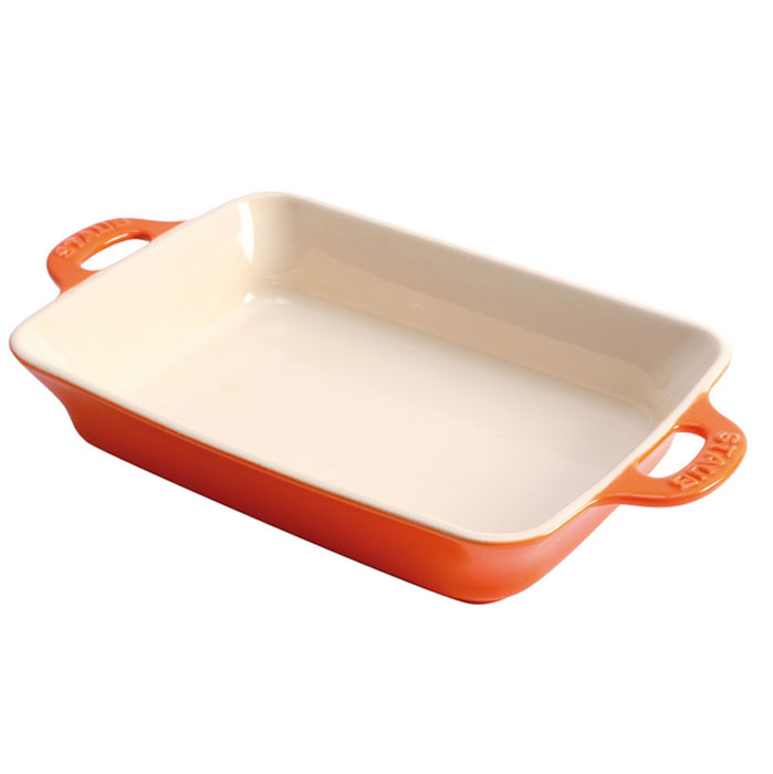 Форма прямоугольная керамическая Staub, цвет: оранжевый, 34 х 24 х 6,5 см40511-152 Форма прямоугольная керамическая Staub, цвет: оранжевый, 34 х 24 х 6,5 см40511-152Прямоугольная форма Staub изготовлена из керамики, покрытой эмалью из стеклянного порошка. Не содержит свинца. Она отлично подойдет для приготовления и подачи на стол разнообразных запеканок, кексов и пирогов. Подходит для использования в духовке, гриле и микроволновой печи, может использоваться для сервировки. Нельзя использовать на открытом огне. Можно помещать в морозильную камеру, но не ставить керамическую посуду из морозильной камеры сразу в горячую духовку. Можно мыть в посудомоечной машине или вручную, используя губку. Сушить вверх дном. Максимальная и минимальная температура использования: +300°С/-20°С.