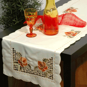 Дорожка для декорирования стола Schaefer, прямоугольная, цвет: кремовый, 40 x 140 см 05522-21105522-211 Дорожка для декорирования стола Schaefer, прямоугольная, цвет: кремовый, 40 x 140 см 05522-21105522-211Дорожка Schaefer выполнена из высококачественного полиэстера кремового цвета и украшена вышивкой в стиле ришелье и фестонами по краю. Вы можете использовать дорожку для декорирования стола, комода или журнального столика.Благодаря такой дорожке вы защитите поверхность мебели от воды, пятен и механических воздействий, а также создадите атмосферу уюта и домашнего тепла в интерьере вашей квартиры. Изделия из искусственных волокон легко стирать: они не мнутся, не садятся и быстро сохнут, они более долговечны, чем изделия из натуральных волокон. Характеристики:Материал: 100% полиэстер. Размер: 40 см х 140 см. Цвет: кремовый. Немецкая компания Schaefer создана в 1921 году. На протяжении всего времени существования она создаетуникальные коллекции домашнего текстиля для гостиных, спален, кухонь и ванных комнат. Дизайнерские идеи немецких художников компании Schaefer воплощаются в текстильных изделиях, которыесделают ваш дом красивее и уютнее и не останутся незамеченными вашими гостями. Дарите себе и близкимкрасоту каждый день!