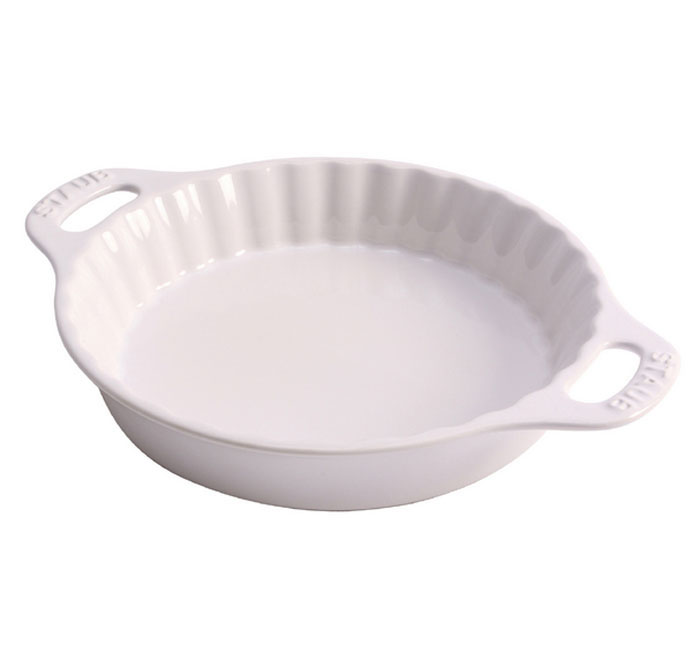 Форма для пирога Staub, цвет: белый, диаметр 28 см40511-169 Форма для пирога Staub, цвет: белый, диаметр 28 см40511-169Форма для пирога Staub изготовлена из глины, покрытой эмалью из стеклянного порошка. Не содержит свинца! Глазурованная керамика выдерживает высокие температуры до +300°С, а также низкие температуры до -20°С. Дно формы абсолютно гладкое и идеально ровное, что облегчает чистку изделия. Внутренние стенки волнистые, что придает выпечке аппетитный внешний вид. Изделие оснащено двумя удобными ручками. Рекомендации по использованию: Подходит для использования в духовке и микроволновой печи до +300°С, может использоваться для сервировки. Нельзя использовать на открытом огне. Можно помещать в морозильную камеру до -20°С, но не ставить керамическую посуду из морозильной камеры сразу в горячую духовку. Чтобы не обжечься, пользуйтесь прихватками. Можно мыть в посудомоечной машине или вручную, используя губку. Сушить вверх дном.