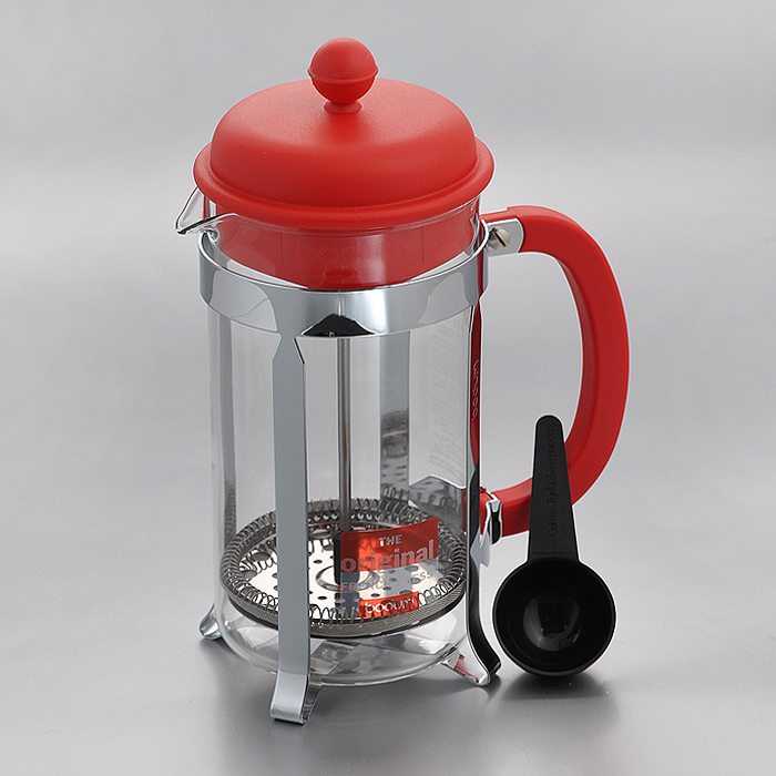 Кофейник Bodum Caffettiera с прессом, с ложечкой, цвет: красный, 1 л1918-294 Кофейник Bodum Caffettiera с прессом, с ложечкой, цвет: красный, 1 л1918-294Кофейник Bodum Caffettiera представляет собой колбу из термостойкого стекла в оправе из полированной нержавеющей стали. Кофейник оснащен фильтром french press из нержавеющей стали, который позволяет легко и просто приготовить отличный напиток. Ручка и крышка кофейника выполнены из прочного пластика красного цвета. В комплекте небольшая мерная ложечка из черного пластика. Благодаря такому кофейнику приготовление вкуснейшего ароматного и крепкого кофе займет всего пару минут.Настоящим ценителям натурального кофе широко известны основные и наиболее часто применяемые способы его приготовления: эспрессо, по-турецки, гейзерный. Однако существует принципиально иной способ, известный как french press, благодаря которому приготовление ароматного напитка стало гораздо проще. Весь процесс приготовления кофе займет не более 7 минут. Характеристики:Материал: нержавеющая сталь, пластик, стекло. Цвет: красный. Объем: 1 л. Диаметр кофейника по верхнему краю: 10 см. Высота стенки кофейника: 19 см. Длина ложечки: 10 см. Размер упаковки: 15,5 см х 11 см х 24,5 см. Артикул: 1918-294.