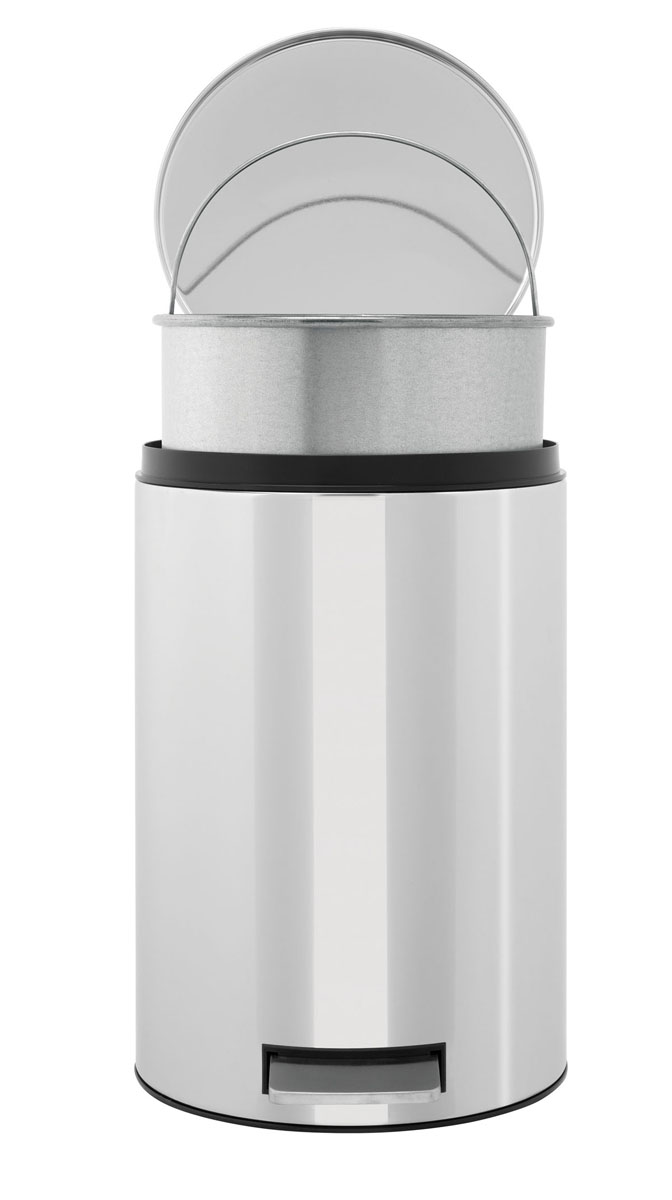 Ведро для мусора Brabantia, с педалью, 12 л123405 Ведро для мусора Brabantia, с педалью, 12 л123405Педальный бак Brabantia на 12 л поистине универсален и идеально подходит для использования на кухне или в гостиной. Достаточно большой для того, чтобы вместить весь мусор, при этом достаточно компактный для того, чтобы аккуратно разместиться под рабочим столом. Предотвращает распространение запахов – прочная не пропускающая запахи металлическая крышка. Плавное и бесшумное открытие/закрытие крышки. Удобный в использовании – при открывании вручную крышка фиксируется в открытом положении, закрывается нажатием педали. Надежный педальный механизм, высококачественные коррозионно-стойкие материалы. Удобная очистка – прочное съемное внутреннее пластиковое ведро. Предохранение пола от повреждений - пластиковое защитное основание. Всегда опрятный вид – идеально подходящие по размеру мешки для мусора со стягивающей лентой (размер C). 10-летняя гарантия Brabantia.