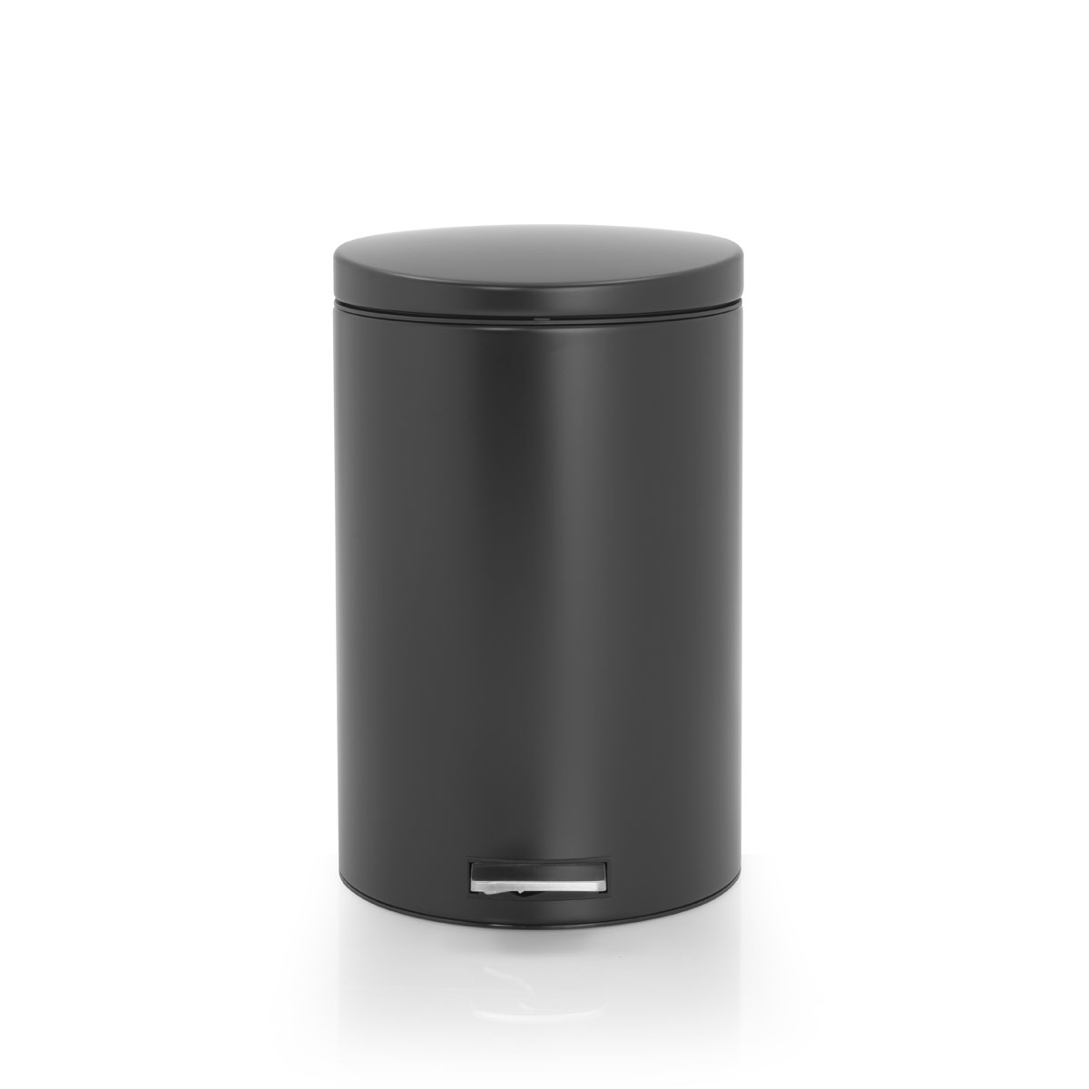 Бак мусорный Brabantia, с педалью, цвет: черный, 20 л. 478345478345 Бак мусорный Brabantia, с педалью, цвет: черный, 20 л. 478345478345Элегантный и функциональный мусорный бак Brabantia с педалью на 20 л идеально подходит для использования на кухне и сортировки мусора. Предотвращает распространение запахов – прочная не пропускающая запахи металлическая крышка. Мягкий ход педали и бесшумное открытие/закрытие крышки. Надежный педальный механизм, высококачественные коррозионно-стойкие материалы. Удобный в использовании – при открывании вручную крышка фиксируется в открытом положении, закрывается нажатием педали. Идеальное решение для раздельного сбора мусора – съемное отдельное ведро для отходов, пригодных для компостирования (1,5л). Удобная очистка – съемное внутреннее пластиковое ведро. Бак удобно перемещать – прочная ручка для переноски. Отличная устойчивость даже на мокром и скользком полу – противоскользящее основание. Предохранение пола от повреждений – пластиковый защитный обод. Всегда опрятный вид – идеально подходящие по размеру мешки для мусора со стягивающей лентой (размер E). 10–летняя гарантия Brabantia