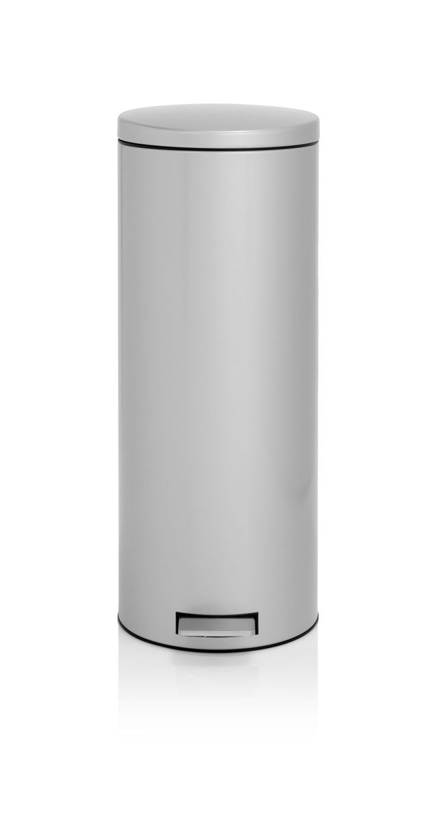 Бак мусорный Brabantia Бесшумный, высокий, с педалью, цвет: металлик, 20 л478529 Бак мусорный Brabantia Бесшумный, высокий, с педалью, цвет: металлик, 20 л478529Элегантный и высокий мусорный бак Brabantia с уникальным механизмом MotionControl идеально подходит для использования на кухне или в гостиной. Механизм MotionControl обеспечивает мягкое действие педали и бесшумное открывание крышки; Надежный педальный механизм, высококачественные коррозионно-стойкие материалы; Удобный в использовании - при открывании вручную крышка фиксируется в открытом положении, закрывается нажатием педали; Удобная очистка – съемное внутреннее пластиковое ведро; Бак удобно перемещать - прочная ручка для переноски;Отличная устойчивость даже на мокром и скользком полу – противоскользящее основание;Предохранение пола от повреждений - пластиковый защитный обод; Всегда опрятный вид - идеально подходящие по размеру мешки для мусора с завязками (размер F); 10-летняя гарантия Brabantia. Характеристики: Материал: сталь.Размер: 330*295*751мм.Артикул: 478529.
