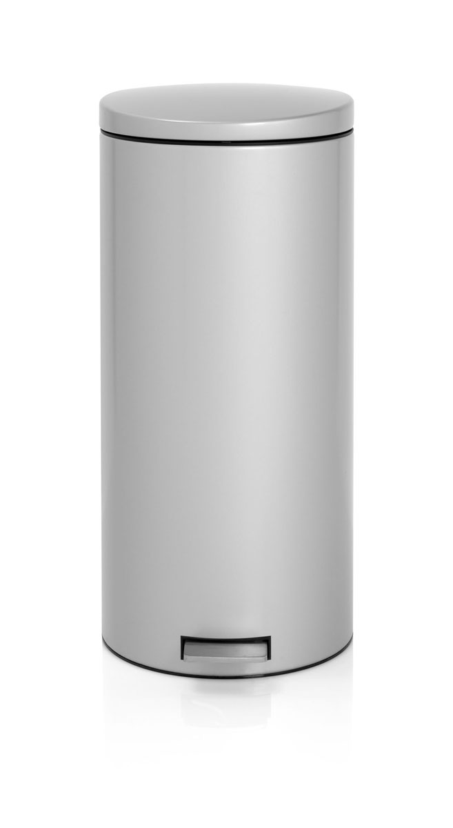 Бак мусорный Brabantia Бесшумный, с педалью, цвет: металлик, 30 л478789 Бак мусорный Brabantia Бесшумный, с педалью, цвет: металлик, 30 л478789Вместительный бак Brabantia на 30 л с уникальным механизмом бесшумного открытия/закрытия крышки идеально подходит для использования на кухне или в гостиной. Бесшумное открывание/закрывание и мягкий ход педали. Надежный педальный механизм, высококачественные коррозионно-стойкие материалы. Умная фиксация крышки – при открывании крышка не касается стены благодаря уникальной конструкции крепления. Удобная очистка – съемное внутреннее ведро из пластика. Бак удобно перемещать – прочная ручка для переноски. Отличная устойчивость даже на мокром и скользком полу – противоскользящее основание. Предохранение пола от повреждений – пластиковый защитный обод. Всегда опрятный вид – идеально подходящие по размеру мешки для мусора со стягивающей лентой (размер G). 10-летняя гарантия Brabantia.