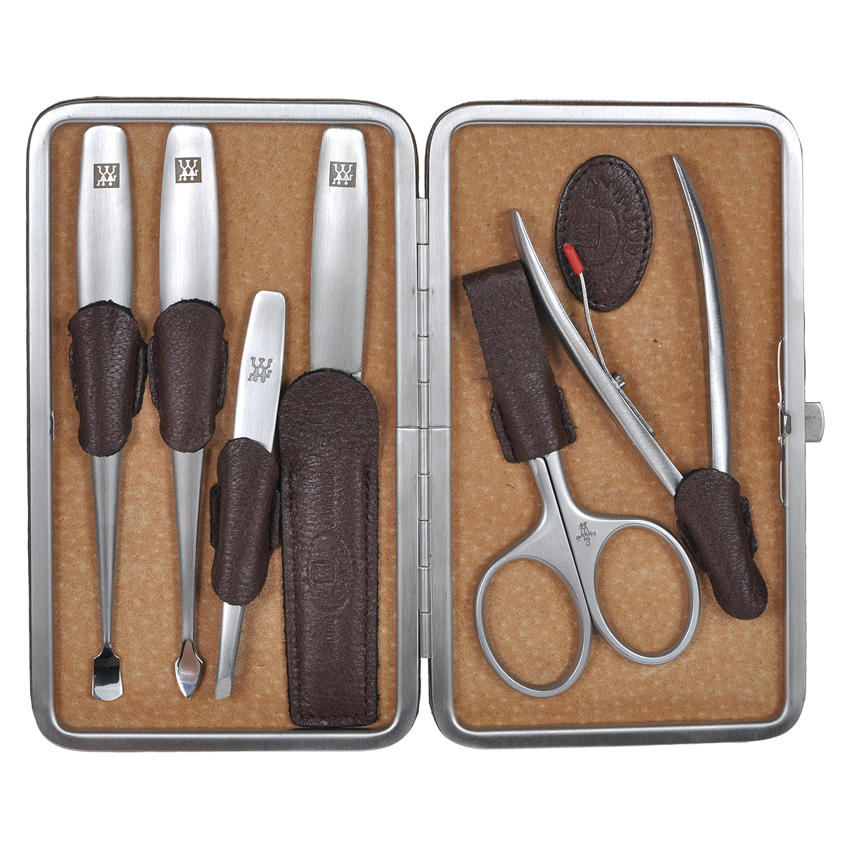 Zwilling Маникюрный набор Twinox, цвет: темно-коричневый, 6 предметов. 97179-00697179-006 Zwilling Маникюрный набор Twinox, цвет: темно-коричневый, 6 предметов. 97179-00697179-006Маникюрный набор Zwilling Twinox состоит из 6 предметов: ножниц для ногтей икутикулы, кусачек для кутикулы, скошенного пинцета, пилочки для ногтей и двух металлических маникюрных инструментов - для отодвигания кутикулы и для чистки под ногтями. Инструменты изготовлены из высококачественной нержавеющей стали и хранятся в футляре из натуральной кожи коричневого цвета.Уход: инструменты предохранять от падения на пол. Время от времени смазывать чистым маслом область соединения, винт, внутреннюю часть и режущие кромки кусачек и ножниц. Использовать только по назначению! Затачивать инструменты у специалиста. Хранить в недоступном для детей месте. Характеристики:Материал: нержавеющая сталь. Длина ножниц: 9 см. Длина кусачек: 10,5 см. Длина пинцета: 9 см. Общая длина пилочки: 13 см. Длина пилящей поверхности: 6,7 см. Длина маникюрных инструментов: 12,5 см. Материал футляра: металл, натуральная кожа. Размер футляра (ДхШхВ): 14 см х 8 см х 2 см. Размер упаковки (ДхШхВ): 18,3 см х 11,8 см х 3,3 см. Производитель: Германия. Артикул: 97179-006. Товар сертифицирован.