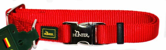 Ошейник для собак Hunter Smart ALU-Strong M, цвет: красный43515 Ошейник для собак Hunter Smart ALU-Strong M, цвет: красный43515Ошейник для собак Hunter Smart ALU-Strong предназначен для собак средних пород. Ошейник изготовлен из нейлона, оснащен надежной металлической застежкой и металлическим кольцом для поводка. Бегунок позволяет регулировать и фиксировать длину ошейника. Фурнитура выполнена из хромированного металла. Обхват шеи: 35 см - 53 см.Ширина ошейника: 2,5 см.