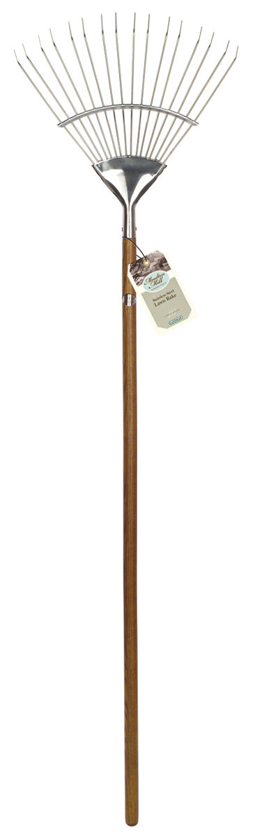 Грабли веерные Gardman Moulton Mill. 9503095030 Грабли веерные Gardman Moulton Mill. 9503095030Веерные грабли Gardman Moulton Mill, изготовленные из высококачественной нержавеющей стали, предназначены для работы в саду или на приусадебном участке. Эргономичная рукоятка выполнена из древесины дуба. Такими граблями удобно сгребать листья, мусор и сорняки. Благодаря большому количеству зубцов, расположенных по принципу веера, уборка территории будет сделана в короткие сроки. Характеристики: Материал: нержавеющая сталь, дерево (дуб). Длина граблей: 150 см. Ширина рабочей части: 44 см. Длина зубцов: 17,5 см. Товары для садоводства от Gardman - это вещи, сделанные с любовью, с истинно английской практичностью, основанной на глубоких традициях садоводства Великобритании.Эти товары широко известны садоводам Европы, США, Канады и Японии. Демократичные цены и продуманный ассортимент Gardman завоевал признательность и российского покупателя, достойного хороших, качественных вещей.В ассортименте Gardman есть практически все, что нужно современному садоводу - от совочка для рассады до предметов декора и ландшафтного дизайна.