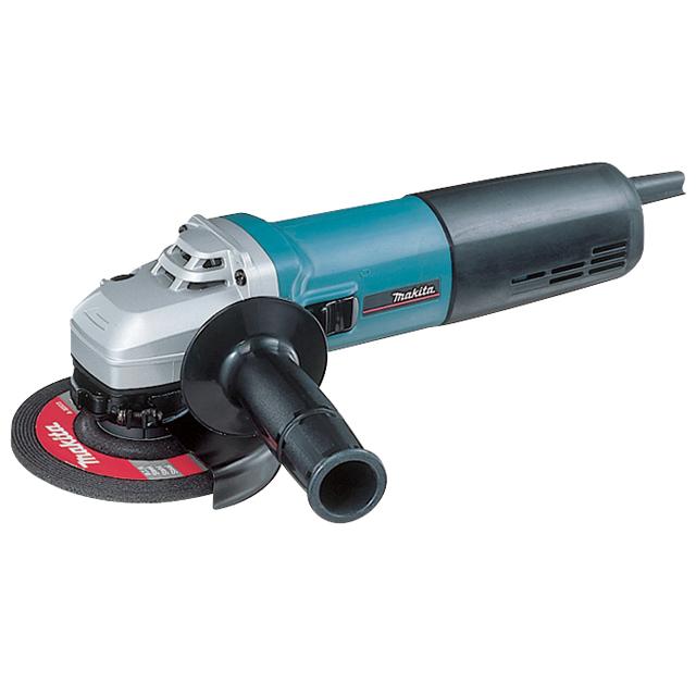 Угловая шлифмашина Makita 9CVK9CVK Угловая шлифмашина Makita 9CVK9CVKУгловая шлифовальная машина Makita 9 CVK – компактный высокопроизводительный надежный инструмент с широкими возможностями и при том весьма комфортный в работе. В данной модели воплощены новейшие разработки известного японского производителя.В частности угловая шлифовальная машина Макита 9 CVK оснащена усовершенствованным двигателем Макита (1400 Вт) с усиленной пылезащитой. Совместно с лабиринтным уплотнением и герметичными кнопками управления это обеспечивает эффективную работу инструмента в «пыльных» условиях, без какого либо ущерба его сроку службы.Для угловой шлифовальной машины Makita 9 CVK характерен плавный ход на протяжении всей работы. Это стало возможным благодаря новой приводной системе (Super-Joint-System) с муфтой скольжения. Кроме того, подобное нововведение существенно снижает вибрацию инструмента и способствует меньшему износу механизма.В угловой шлифовальной машине Макита 9 CVK предусмотрена электронная система регулировки числа оборотов, обеспечивающая стабильную скорость вращения рабочей насадки при изменении силы сопротивления.Благодаря новой конструкции угольных щеток и усовершенствованному щеткодержателю, примененному в угловой шлифовальной машине Makita 9 CVK, их ресурс значительно возрос. При определенной степени износа щетки отключаются автоматически, а их замена при необходимости не составляет особого труда.Предусмотренная в угловой шлифовальной машине Макита 9 CVK система блокировки шпинделя значительно упрощает процесс смены рабочих насадок и делает его наименее безопасным.Компактная и легкая угловая шлифовальная машина Makita 9 CVK удобно ложится в руку. Для максимального контроля над инструментом предусмотрена дополнительная рукоятка с возможностью ее установки в двух позициях.