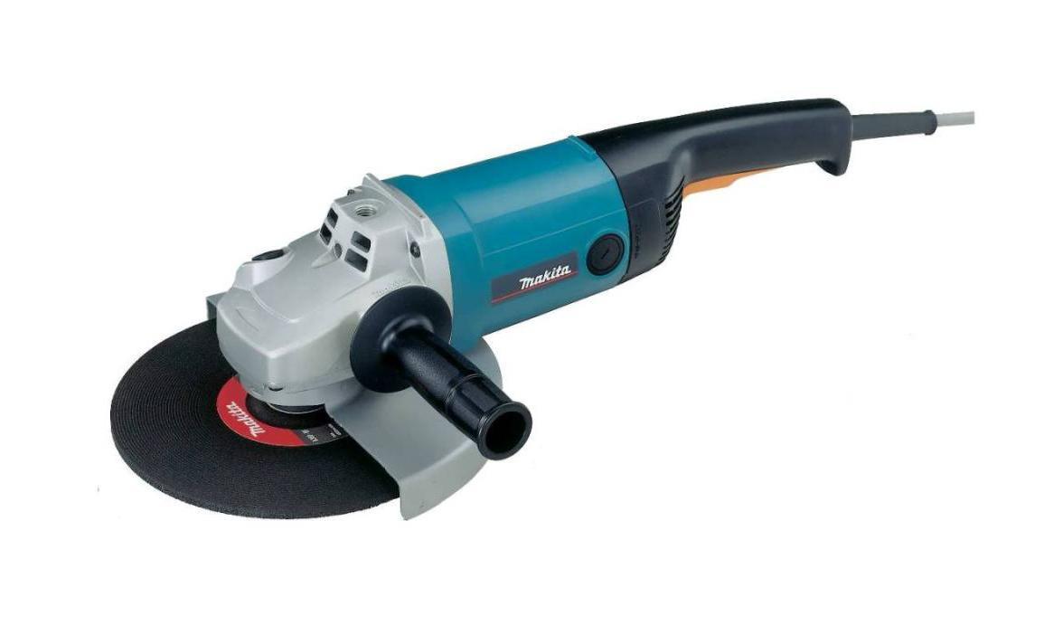 Шлифмашина угловая Makita 90699069 Шлифмашина угловая Makita 90699069Углошлифовальная машина Makita 9069 - это удобный и мощный инструмент для выполнения шлифовальных, зачистных работ и резки различных материалов. Блокировка шпинделя, суперфланец, система пылезащиты, защита от перегрева. Удобство эксплуатации обеспечено простым управлением и эргономичным корпусом с дополнительной боковой рукояткой. Углошлифовальная машина Makita 9069 - это эффективный и производительный инструмент, предназначенный для отрезных, шлифовальных и зачистных работ. Возможна обработка самых различных материалов. Мощный двигатель на 2000 Вт делает эту углошлифовальную машину эффективным и функциональным инструментом. Двигатель надежно защищен от воздействия пыли, поэтому с помощью этого инструмента можно работать даже с такими материалами, как камень и кирпич. Лабиринтное уплотнение защищает подшипники и детали двигателя от загрязнения. При угрозе перегрева щетки автоматически отключаются. Предусмотрена простая замена угольных щеток, что значительно снижает время и усилия на техническое обслуживание. Безопасная работа обеспечена двойной изоляцией. Для работы используется диск диаметром 230 миллиметров, для простой и безопасной замены которого предусмотрены возможность блокировки шпинделя и суперфланец. Количество оборотов - 6600 в минуту. Благодаря прочному металлическому кожуху при работе на пользователя не летят искры и осколки материала. Инструмент удобен в работе: корпус небольшого диаметра хорошо ложится в руку, а дополнительная боковая рукоятка, которую можно установить как слева / справа, так и сверху, дает полный контроль над инструментом. Система управления очень проста - кнопка пуска находится под рукой на корпусе, поэтому модель оценят даже пользователи с небольшим опытом работы.