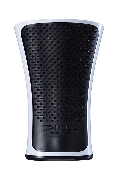 Tangle Teezer Расческа для волос Aqua Splash. Black PearlAS-BP-010712 Tangle Teezer Расческа для волос Aqua Splash. Black PearlAS-BP-010712Профессиональная распутывающая расческа Tangle Teezer Aqua Splash идеально подходит для всех типов волос. Оригинальная форма зубчиков обеспечивает двойное действие и позволяет быстро и безболезненно расчесать влажные и сухие волосы.Расческа незаменима при мытье головы, принятии душа и морских ванн, во время спа-процедур, позволяя равномерно распределить на волосах средства для ухода.Уникальная эргономичная закругленная форма и нескользящая поверхность корпуса гарантируют надежность и удобство использования в воде.Товар сертифицирован.