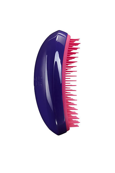 Tangle Teezer Расческа для волос Salon Elite. Purple CrushSE-PC-010313 Tangle Teezer Расческа для волос Salon Elite. Purple CrushSE-PC-010313Профессиональная распутывающая расческа Tangle Teezer Salon Elite Purple Crush идеально подходит для всех типов волос. Оригинальная форма зубчиков обеспечивает двойное действие и позволяет быстро и безболезненно расчесать влажные и сухие волосы. Благодаря эргономичному дизайну, расческу удобно держать в руках, не опасаясь выскальзывания.Товар сертифицирован.