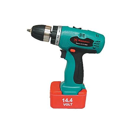 Дрель аккумуляторная HAMMER ACD144C PREMIUM98293883 Дрель аккумуляторная HAMMER ACD144C PREMIUM98293883Соблюдение традицийАккумуляторная дрель-шуруповерт Acd144c premium от компании Hammer – незаменимый в быту инструмент, предназначенный для сверления отверстий в различных материалах, а также для вкручивания (выкручивания) крепежных изделий.Дизайн и качествоЕго дизайн не позволит вам пройти мимо. Эргономичная рукоятка инструментов от Hammer обеспечивает надежный хват и исключает возможность выскальзывания. Инструмент отлично ложится в ладонь, а конструкция с быстрозажимным патроном позволяет быстро менять оснастку.Аккумуляторное преимуществоНикелевый аккумулятор, емкостью 1500 мАч, позволяет заниматься крепежными и сверлильными работами около 2 часов. К тому же, время зарядки аккумулятора составляет всего-то до 1 часа. Напряжение в 14.4 В выводит данную модель от Hammer на первую позицию среди конкурентов. Отличительной чертой данного инструмента среди других подобных моделей становится использование в нем никелевого аккумулятора, что позволяет использование инструмента в более широком диапазоне температур (от -20 до +50 °C).МногофункциональностьФункционал Hammer Acd144c premium не ограничивается только вкручиванием саморезов. Диаметр гнезда патрона варьируется до 10 мм. Это, соответственно, дает возможность использовать большее количество сверл и проводить больше видов работ. Этот полезный инструмент поможет вам просверлить дерево, металл.Безопасность во время работыПроизводитель Hammer всегда ставит безопасность во время работы превыше всего. Доказательством этого является блокировка кнопки включения в модели Acd144c premium.Дополнительные приспособленияКейс, поставляемый в комплекте вместе с инструментом, обеспечит его сохранность во время транспортировки и позволит всегда иметь под рукой дополнительную оснастку.
