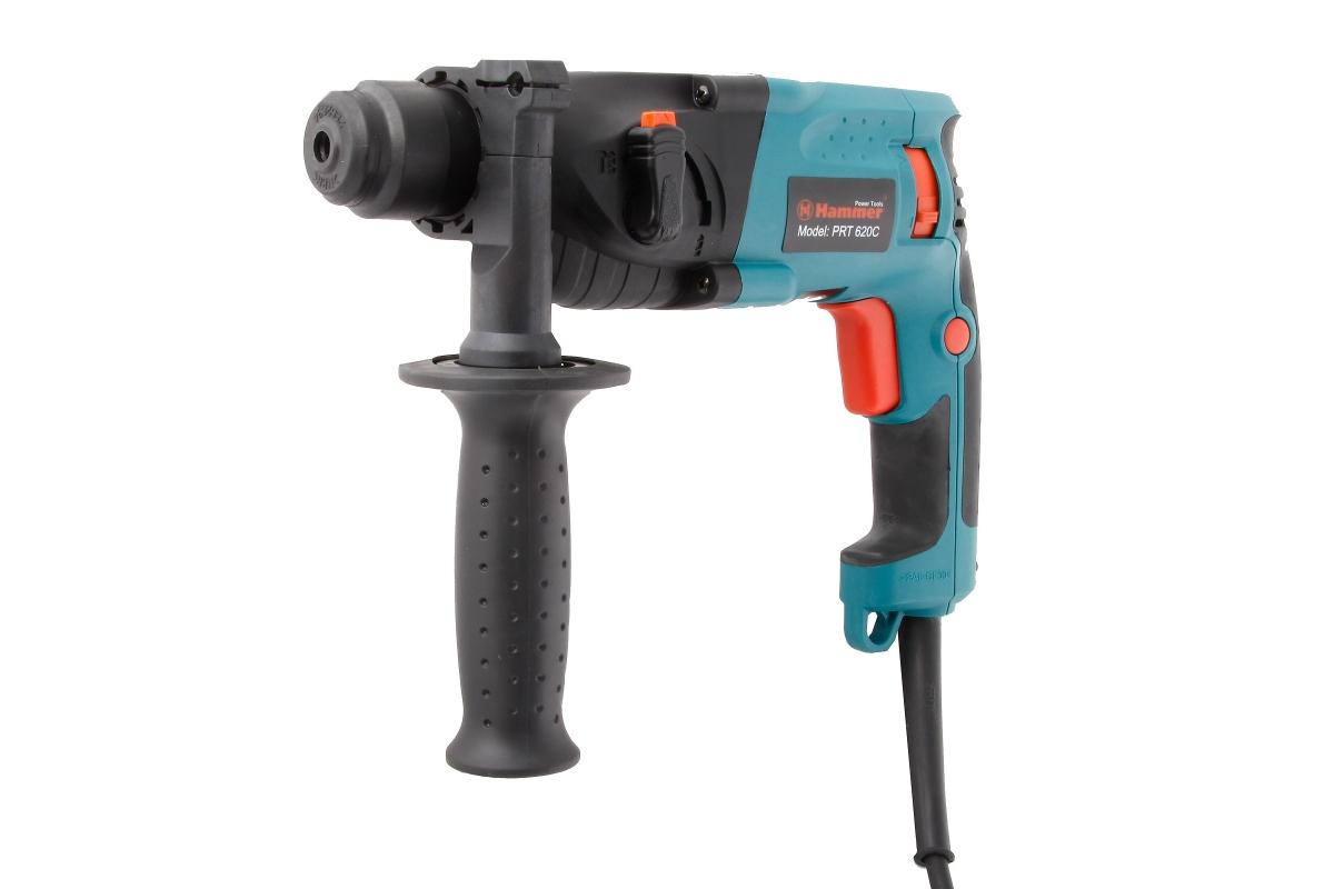 Перфоратор HAMMER PRT620C PREMIUM06039A3321 Перфоратор HAMMER PRT620C PREMIUM06039A3321Домашний помощникПроизводитель ручного инструмента Hammer создал модель Prt620c для использования как в быту, так и на производстве. Перфоратор предназначен для создания отверстий в металле, в дереве и других твердых материалах. В режиме «сверление с ударом» или «долбление» инструмент способен продолбить отверстие в бетоне, кирпиче, керамике.Отличная производительностьПри относительно не сложных видах работ, а также при эксплуатации инструмента на высоте вам необходим сравнительно легкий и производительный перфоратор. Именно таким является Prt620c от производителя Hammer. Весом 1.9 кг, он снабжен мощным двигателем 450 Вт и длинным сетевым кабелем 1.9 м. Модель имеет функцию удара с энергией 1.3 Дж, частотой 5000 уд/мин., что делает его отличным «убийцей» бетона и кирпича.Долбить или сверлитьСамым популярным режимом большинства перфораторов является режим «сверления с ударом», при котором рабочая оснастка получает одновременно оборотные и поступательные движения, таким образом делая отверстие в твердых материалах. В режиме удара («долбление») оборотные движения рабочего элемента отсутствуют, остаются только ударные, и наш перфоратор превращается в отбойный молоток, способный разрушать кирпич, камень и монолитные стены.SDS-патронУниверсальный патрон SDS-Plus позволяет закрепить зубило (и другие насадки) в разных положениях и обеспечивает удобную работу в труднодоступных местах.Диаметры сверленияДля надежной долговечной работы инструмента всегда необходимо знать максимальные рекомендуемые диаметры сверления определенных типов материалов, для Prt620c это: по бетону (кирпичу) – 18 мм.Полезные мелочиВ Hammer Prt620c предусмотрен ряд дополнительных конструктивных решений для более удобной эксплуатации: ограничитель глубины, дополнительная рукоятка, реверс, регулировка частоты вращения, предохранительная муфта, блокировка кнопки включения.