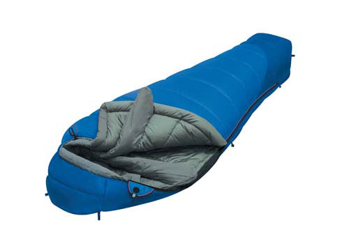 Спальный мешок Alexika Mountain Compact, цвет: синий, правовсторонняя молния. 9223.010519223.01051 Спальный мешок Alexika Mountain Compact, цвет: синий, правовсторонняя молния. 9223.010519223.01051Поход, это такая штука, в которую нужно взять как можно больше необходимых вещей, и при этом не набрать ничего лишнего, ведь каждый лишний грамм - тяжесть, которая не даст вам насладиться всей прелестью дикарской жизни. Так, например, большинство спальных мешков рассчитано на людей высоких, более 1,8 метра. Если вы чуток поменьше, то те лишние сантиметры спальника будут для вас походной тяжестью, обузой.Спальный мешок Alexika Mountain Compact - это туристический спальник, рассчитанный для людей невысоких, поэтому идеально подойдет для всех тех, чей рост не превышает 178 сантиметров (к тому же, вы немного сэкономите денег при его покупке). Его вес чуть более полутора килограмм, что на двести грамм ниже его увеличенной копии. Мешок способен выдержать мороз в -20°C (но это максимально экстремальное значение для данной модели). Вполне комфортно вы будете чувствовать себя при температуре от -6°C и выше.В случае необходимости вы можете состегнуть вместе несколько спальных мешков, которые имею молнии справой и левой стороны. Особенности:Форма спального мешка в виде короба 3D.Мягкий валик вдоль окна капюшона.Лента от закусывания молнии.Удобные затяжки разного цвета и формы.Сетчатый внутренний карман.Внутренняя ткань капюшона Soft Micro Polyester Diamond RipStop. Анатомический капюшон.Теплый воротник с обхватом 360 градусов.Люминесцентная петля на замке молнии.Возможность состегивания спальников, имеющих молнии с правой и левой стороны.Петли для сушки.На треугольном клапане круглая липучка и светоотражающий ярлык.Утеплитель сформирован в пакеты, смещенные относительно друг друга на половину ширины пакета, что предотвращает проникновение холодного воздуха через швы.Размер в чехле 45/35 см x 24 см.Внешняя ткань верх: Polyester 190T. Внешняя ткань низ: Polyester 190T Diamond RipStop PU 250 mm H2O. Внутренняя ткань: Polyester 190T.Утеплитель: APF-Isoterm 3D.