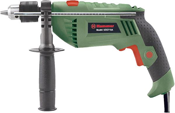 Hammer UDD710A дрель ударнаяUdd710a Hammer UDD710A дрель ударнаяUdd710aМодель оснащена ключевым патроном, что увеличивает надежность крепления оснастки в патроне (особенно при бурении), а, следовательно, гарантирует безопасность В зависимости от плотности материала, регулировка скорости вращения позволяет начать работу на малых оборотах (т.е. медленном сверлении), а в дальнейшем, при необходимости, увеличивать частоту вращения для качественной обработки материала Благодаря наличию реверса, ударную дрель можно использовать как шуруповерт Основная рукоять с антискользящим резиновым протектором снижает вибрацию при работе В комплектацию входит вторая рукоятка, она позволят надежно фиксировать инструмент в руках
