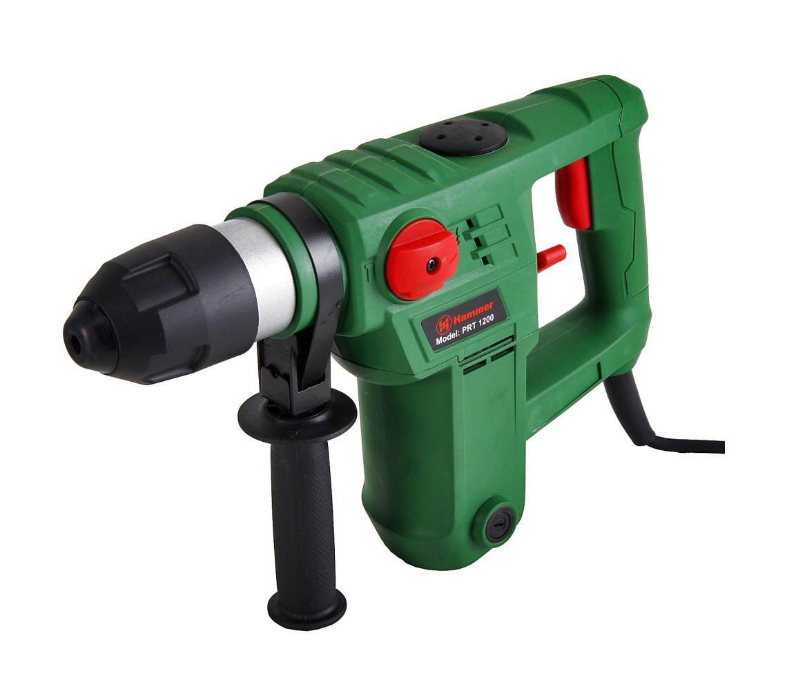Hammer PRT1200 перфоратор29213 Hammer PRT1200 перфоратор29213Вращение плюс ударПерфоратор сочетает в себе не только вращательные движения (как дрель) но и поступательные, что позволяет ему с легкостью долбить более твердые материалы (бетон, кирпич). PRT1200 от Hammer – высокомощный перфоратор с возможностью «сверления без удара» для создания отверстий в дереве, металле, керамике. Надежный ударный механизм обеспечит бесперебойную работу с твердыми материалами. Плавный спуск поможет избежать рывков, обеспечит надежный контроль при исполнении работы и продлит срок эксплуатации электроинструмента.Энергия и мощностьИмея на борту 1200-ватный двигатель, Hammer PRT1200 быстро и качественно справится с поставленными задачами. В режиме работы «долбление», «сверление с ударом» энергия удара перфоратора составляет 6.2 Дж, а частота ударов холостого хода достигает отметки в 3200 уд/мин. Это дает возможность работать c такими плотными и твердыми материалами, как кирпич, керамика, бетон, камень, делать отверстия в монолитных конструкциях. При переключении в режим «сверления» можно сверлить отверстия в более мягких материалах (дерево, пластик).Забота о пользователеДля крепления рабочей оснастки модель оснащена SDS-Plus патроном, в котором можно использовать насадки (бури, зубила, коронки) с диаметром хвостовика до 10 мм. Система фиксации шпинделя предотвращает вращение патрона и шпинделя во время смены сверла.Мелочи для удобстваЭксплуатация Hammer PRT1200 станет более комфортной и удобной благодаря предусмотренным в инструменте ряда особенностей: эргономичная ручка, обеспечивающая надежный хват во время работы.