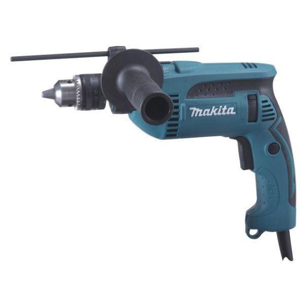 Дрель ударная Makita HP1640KHP1640K Дрель ударная Makita HP1640KHP1640KУдарная дрель Makita HP1640K предназначена для выполнения широкого спектра строительных и ремонтных задач и способна отработать полную рабочую смену с регулярными кратковременными перерывами через каждые 40-45 мин. С ее помощью можно сверлить отверстия в различных материалах: дереве, металле, камне. Предусмотрено два режима работы - сверление и сверление с ударом. Количество оборотов и ударов в минуту управляется электронной системой регулировки, что позволяет получать максимальный результат при работе с различными по плотности материалами. На случай, если сверло застрянет в поверхности, есть функция реверса. Мощность в режиме реверса не снижается. Дрель хорошо ложится в руку благодаря эргономичной основной рукоятке и дополнительной боковой. Большой курковый включатель делает работу еще более комфортной, а для беспрерывной работы предусмотрена фиксация во включенном положении. Для более точного сверления есть ограничитель глубины сверления. Для сохранности инструмента во время хранения и транспортировки в комплект входит прочный пластиковый кейс.