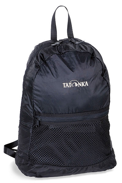 Городской рюкзак Tatonka Super Light, цвет: черный, 18 л. 2216.0402216.040 Городской рюкзак Tatonka Super Light, цвет: черный, 18 л. 2216.0402216.040Суперлегкий складной рюкзак. Идеален для случаев, когда вы приходите с пустыми руками, а уходите с полным рюкзаком. Или наоборот. Складывается в изящную поясную сумку, но в развернутом виде имеет вполне приличный объем.Особенности:Материал: 190T Nylon Taffeta; 420 HD Nylon.Легкий складной рюкзак.Интегрированная поясная сумка.Накладной сетчатый карман.Держатель для ключей.Ручка для переноски.