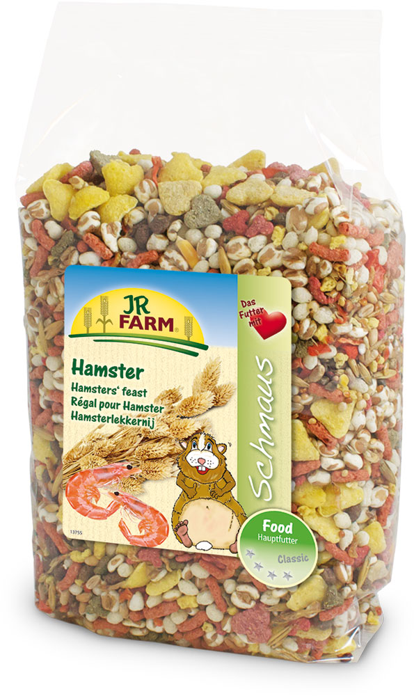 Корм для хомяков JR Farm Classic, 600 г36907/13678 Корм для хомяков JR Farm Classic, 600 г36907/13678Смесь JR Farm Classic является натуральным полноценным кормом для всех хомяков. Универсальная премиальная смесь с дикими семенами и с большим количеством животного белка была специально разработана для хомяков и удобна для переноса хомяками в их щеках-мешках. С большим количеством овощей, витаминов и минералов для здорового образа жизни, полной сил!Рекомендации по кормлению: просто пополняйте кормушку, когда она становится пустой. Пожалуйста, давайте животному такое количество еды, которое он съедает в течение 24 часов.Состав: кукурузная мука, пшеница, кукуруза, овес, красное просо, желтое просо, воздушная пшеница, сорго двухцветное, морковь, канареечное семя 3%, гречиха, сорго обыкновенное, фасоль, курица, говядина, креветки 1%, сыр, рыба. Основной анализ: протеин 12,9%, жиры 3,1%, клетчатка 6,2%, зола 3,4%. Содержание витаминов на кг: витамин А 10000 МЕ, витамин D 1000 МЕ, витамин Е 40 мг, оксид железа.Товар сертифицирован.Уважаемые клиенты! Обращаем ваше внимание на то, что упаковка может иметь несколько видов дизайна. Поставка осуществляется в зависимости от наличия на складе.