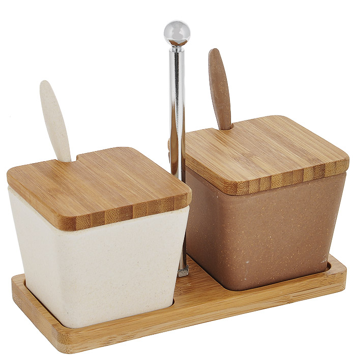 Набор для специй Frybest Bamboo, сервировочный, 5 предметовBM-05-3 Набор для специй Frybest Bamboo, сервировочный, 5 предметовBM-05-3Набор для специй Frybest Bamboo состоит из двух квадратных контейнеров для сыпучих продуктов, двух ложечек и деревянной подставки. Изделия выполнены из бамбукового волокна - экологически чистого материала, который не содержит примесей и токсинов, что важно для здоровья человека. Кроме того, это биоразлагаемый материал, который не вредит окружающей среде. Набор контейнеров на подставке - это оптимальный и компактный вариант для хранения сахара и соли, варенья и меда, специй. Изделия оснащены деревянными крышками с выемками для ложек. Ложечки также выполнены из бамбука. Контейнеры размещаются на удобной прямоугольной деревянной подставке с металлической ручкой.Размер контейнера (по верхнему краю): 7,5 см х 7,5 см.Высота (с учетом крышки): 7 см.Длина ложки: 11,5 см.Размер подставки: 17 см х 7,5 см.