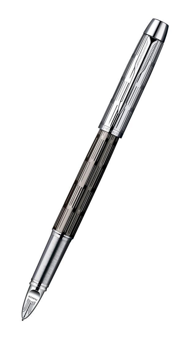 Ручка Пятый пишущий узел Parker IIM PREMIUM.Цвет:Стальхром. Декоративное перо.S0976070 Ручка Пятый пишущий узел Parker IIM PREMIUM.Цвет:Стальхром. Декоративное перо.S0976070Материал: Компания PARKER разработала новую технологию, способную изменить наше привычное восприятие письма. Стремясь привлечь внимание нового поколения к изысканным письменным принадлежностям, компания создала новую ручку, писать которой так же приятно, как и просто смотреть на неё. В новинке использованы современный сменный стержень и гравированное металлическое декоративное перо, составляющие вместе технологию Parker 5TH Technology для ручек нового поколения.Графический дизайн на латунной основе с томно-серым лаковым покрытием.; цвет: сталь/хром