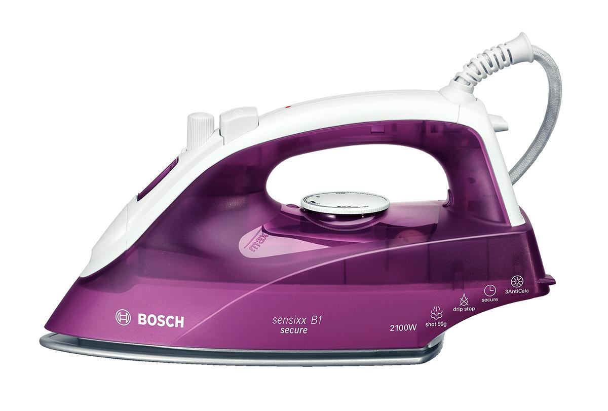 Bosch TDA 2630TDA2630 Bosch TDA 2630TDA2630Подошва Palladium-glisseeПодошва со специальным керамическим покрытием обладает отличными возможностями скольжения по ткани вне зависимости от ее типа. Новая структура подошвы с направляющими паровыми каналами превращает глаженье в легкий и быстрый процесс. Благодаря узкой верхней части подошвы можно легко отгладить манжеты рубашки или карманы.Защита от протечекЕсли под утюг попадает чувствительная ткань, например шелк, при низких температурах автоматически включается система защиты от скапывания. «Капля-стоп» — так можно устранить нежелательные побочные явления.Система автоматического отключенияИногда, в спешке и суматохе, мы уже не уверены в том, что выключили утюг, выходя из дома. Теперь эти тревожные мысли уходят в прошлое. Система Auto-shut-off-secure автоматически отключает нагревательный элемент утюга. Она активна в трех положениях. Если утюг лежит на боку или подошве, система распознает: «Опасность пожара» – и выключает утюг уже через 30 секунд. Если же утюг неподвижно стоит в вертикальном положении, система думает: «Забыли» – и автоматика выключает его через 8 минут. Результат – Ваше спокойствие и безопасность Вашего дома.Три вида защиты от накипиБлагодаря системе 3 Anti Calc (3 вида защиты от накипи: Self-clean, Anti-Calc-система и Calc’n’clean) предотвращается риск попадания частиц накипи на ткань и увеличивается срок службы прибора.Встроенный картридж для защиты от накипиСистема защиты от накипи «Аnti-calc» работает в течение всего срока службы утюга. Эта система нейтрализует известь, содержащуюся в водопроводной воде. Кроме того, предусмотрена дополнительная механическая система самоочистки клапана подачи воды.Функция самоочисткиSelf-clean: автоматическая самоочистка дозирующего устройства от налета.